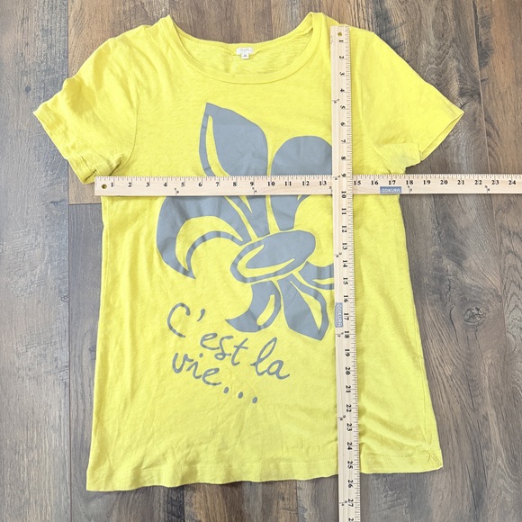 Yellow medium J.Crew 100% cotton C’est La Vie fleur de lis grey graphic tee - Picture 2 of 5